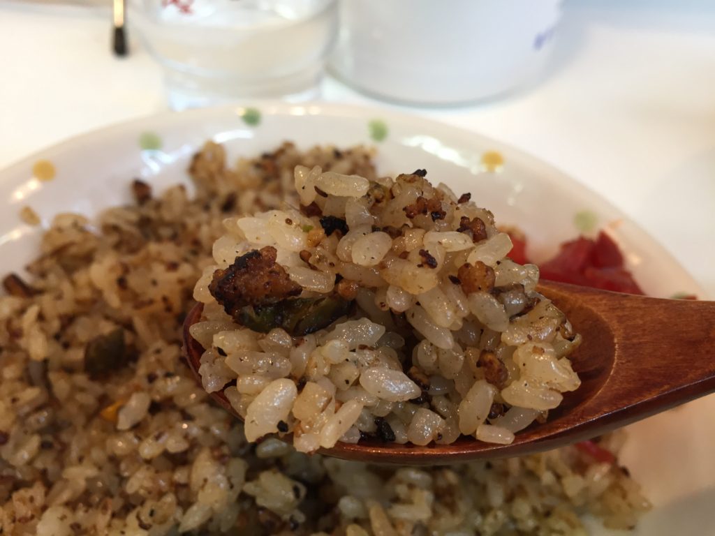 病みつきになる味！八幡浜「どさん子」の名物「黒やきめし」とラーメンを一度に食す！