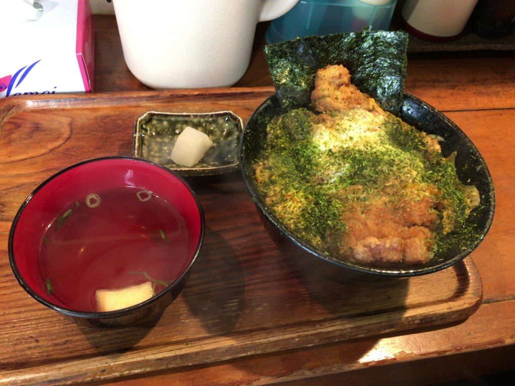 新居浜高専生が涙した味。ひたすら“前向き”にカツ丼を押し出す店「かつどん市場ごかく西条店」のカツ丼メニューがすごい！