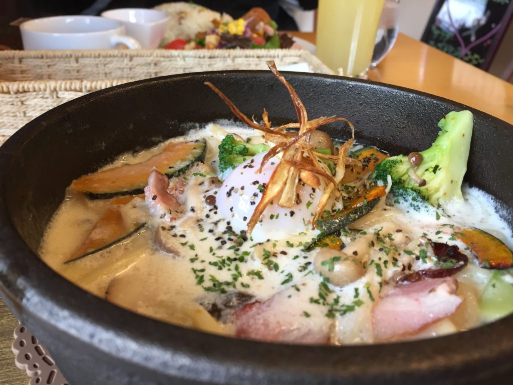 眼鏡も曇るほどアツアツ！カフェシュシュの今季おすすめの一品「城川ベーコンの温玉石焼きカルボナーラ」を食べてきました！