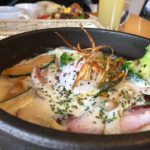 眼鏡も曇るほどアツアツ!カフェシュシュの今季おすすめの一品「城川ベーコンの温玉石焼きカルボナーラ」を食べてきました!