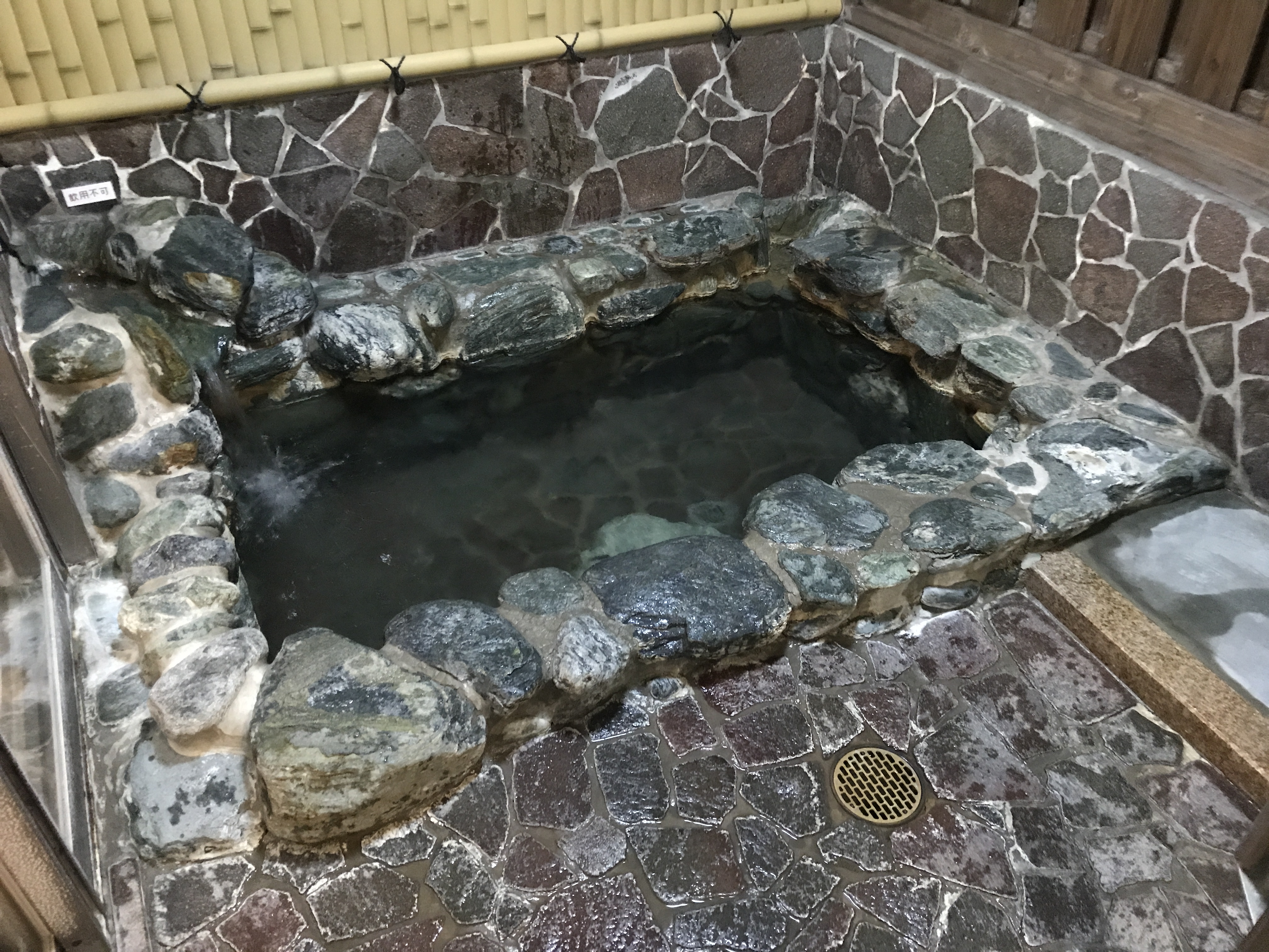 岩風呂・檜風呂あり！新居浜の温泉「パナス」の家族風呂「Kaja」（カジャ）に行ってきました！