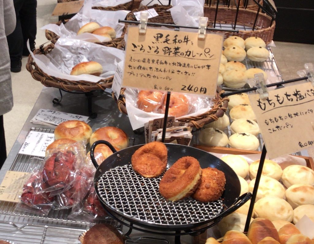 【愛媛カレーパン巡り】新居浜市にある「Boulangerie Fukusuke」の「黒毛和牛とゴロゴロ野菜カレーパン」が絶品！