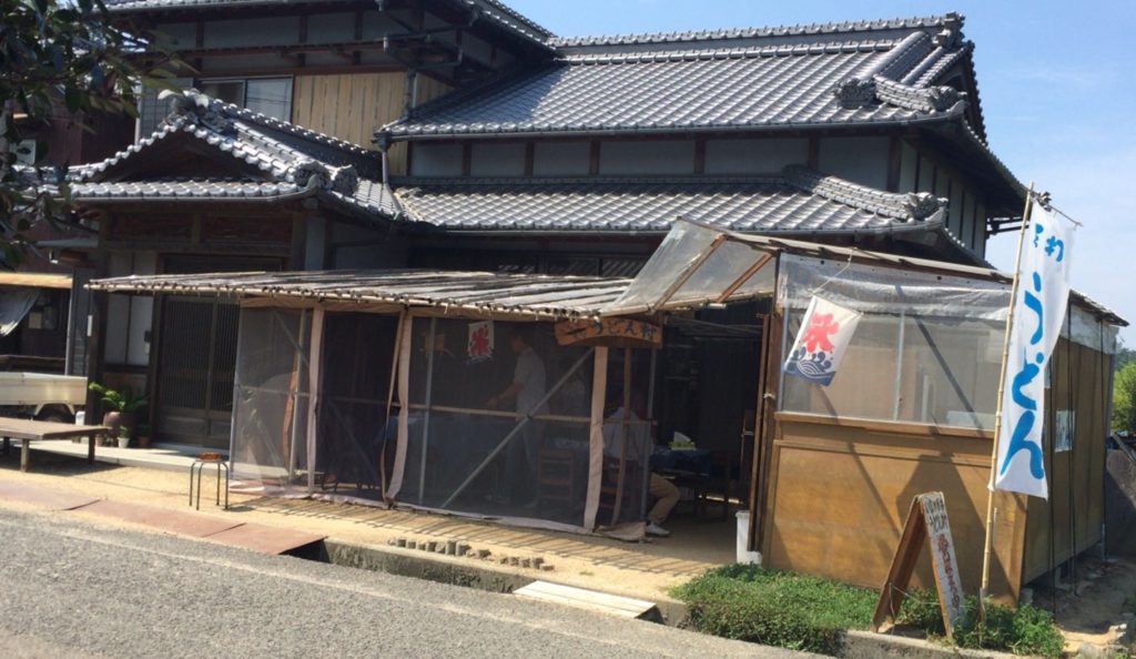 今治の外れにうどん村！？お手頃価格で地元客で賑わう「いなか屋台うどん村」に潜入してきました！