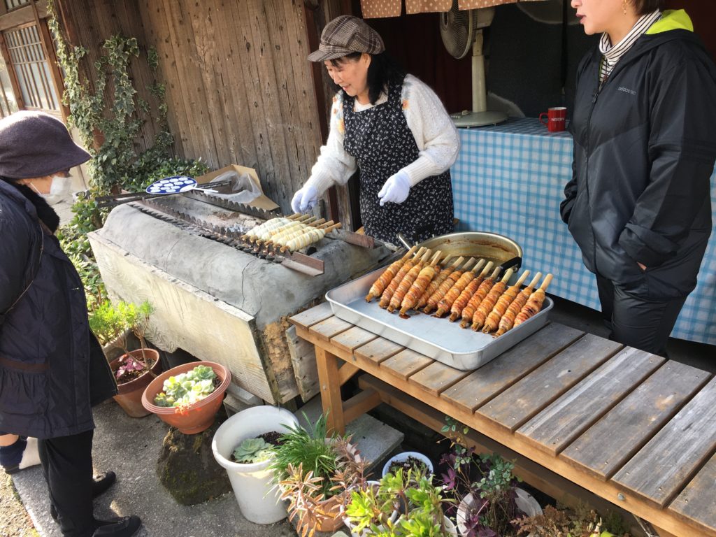タレがたんまりついた一品！「河合太刀魚巻店」で太刀魚巻きとアジのすり身コロッケを食べてきたよ！