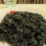 【黒い商店街体験レポ】ホントに真っ黒!「黒いエビピラフ」をモンブランで食べてきました!