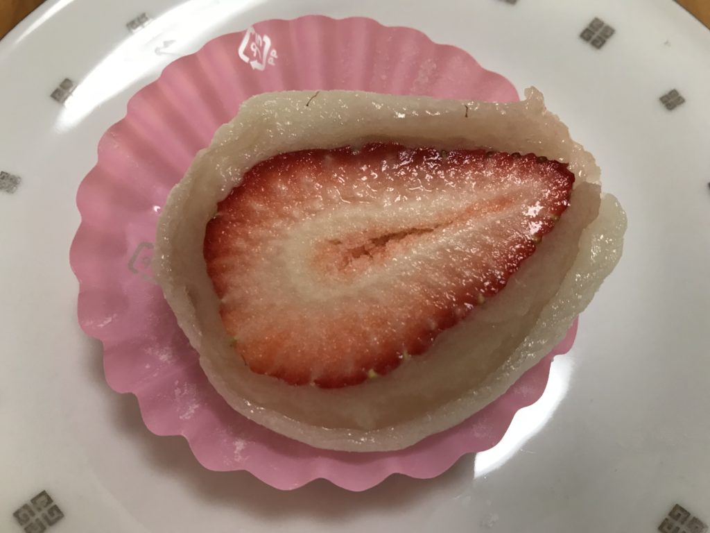 おやつ王に俺はなる！ハタダの大人気商品「いちご大福」を食べてみた！