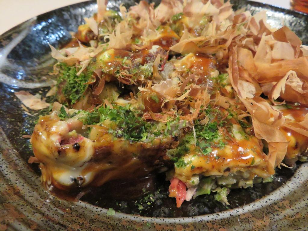 【黒い商店街レポート】黒いちゃんぽんだけじゃない！？愛花亭で黒いお好み焼きを食べてきました！