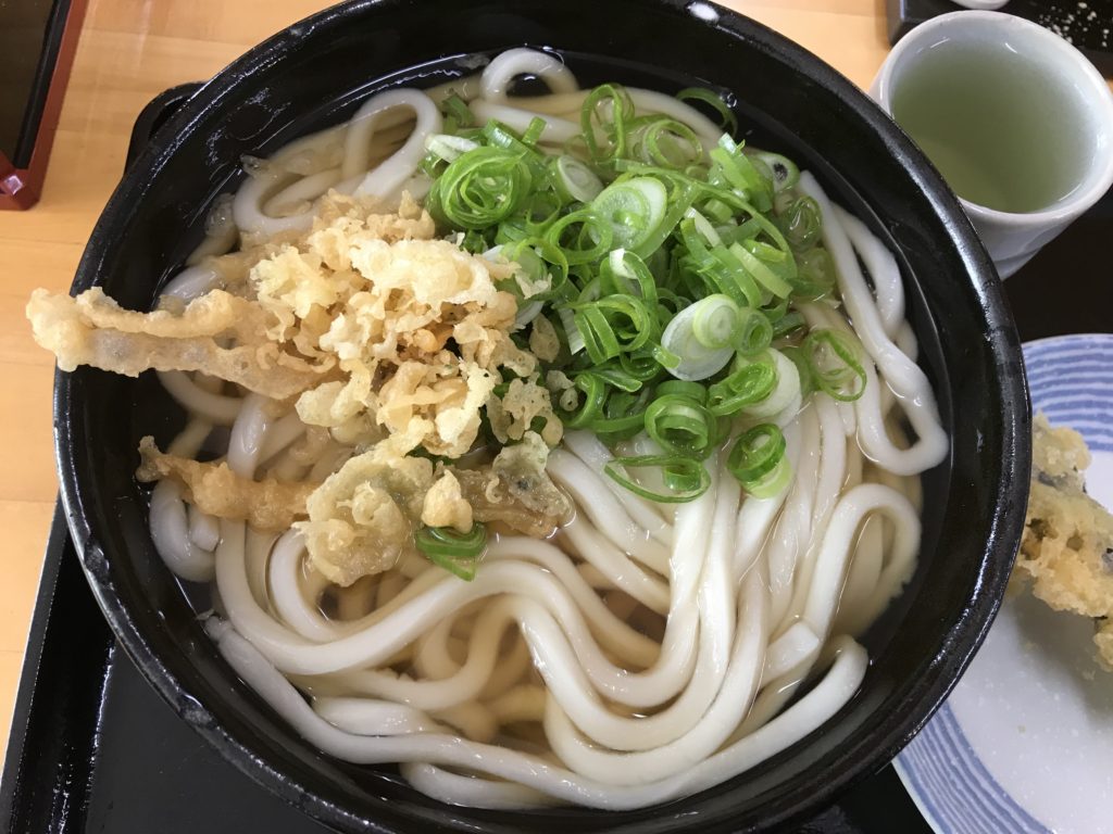 本場の味に負けない旨さ！新居浜市にある「讃岐うどん製麺所」のかけうどんを食べてみたよ！