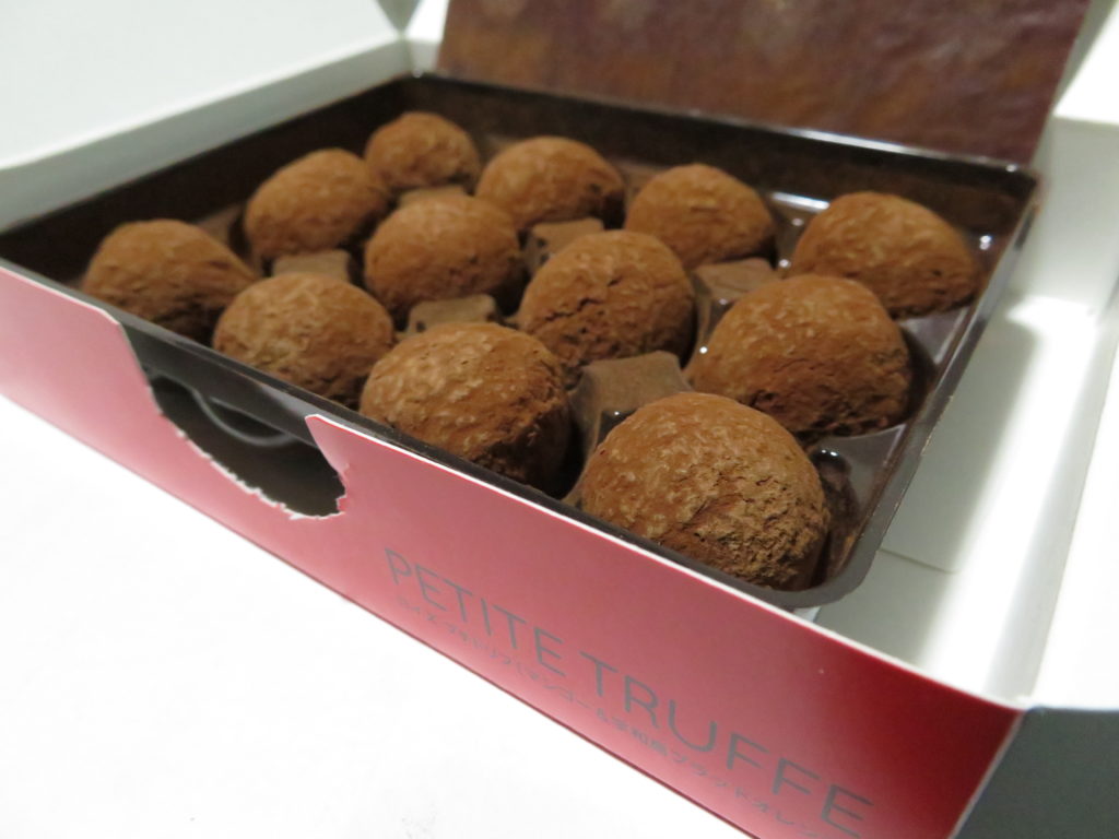 絶品！手が止まらない美味しさ。道の駅「きさいや広場」にある「ROYCE’」（ロイズ）で「愛媛限定プチトリフ」を買ってみた！