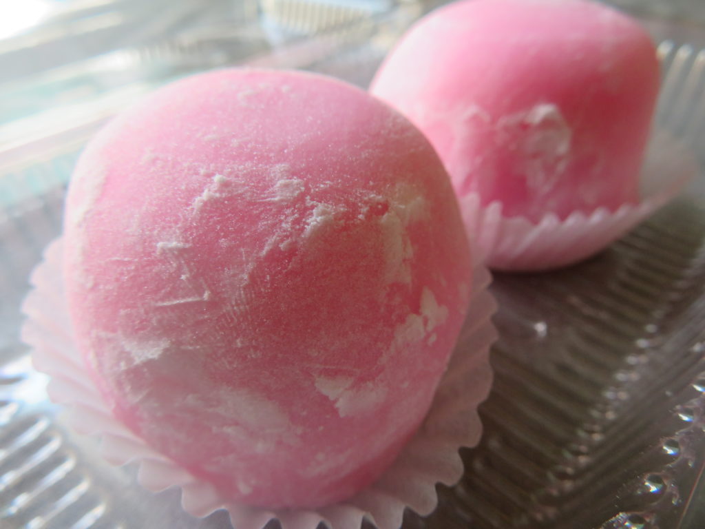 あっさり食べやすい！見た目も華やか！八幡浜新町商店街すぐそばの「松月堂」の「いちご大福」を買ってきました！