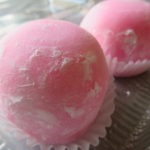 あっさり食べやすい!見た目も華やか!八幡浜新町商店街すぐそばの「松月堂」の「いちご大福」を買ってきました!