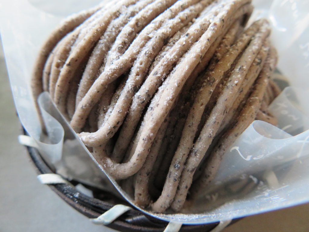 【黒い商店街体験レポート】スイーツ女子もメロメロ！？ブラックリストの常連「宮川菓子舗」の黒豆モンブラン＆柑黒まんじゅうが大人気！！