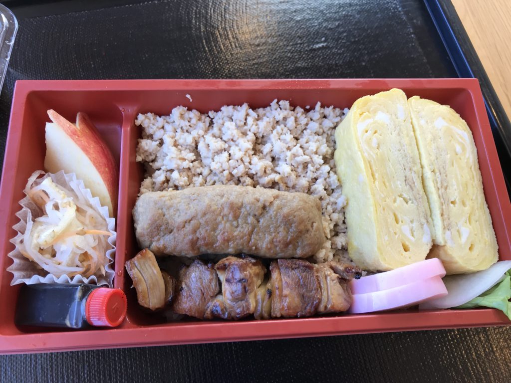 お花見におすすめ！八幡浜港すぐ「地鶏のごちそう。」の「鶏そぼろ弁当」を食べてきたよ！