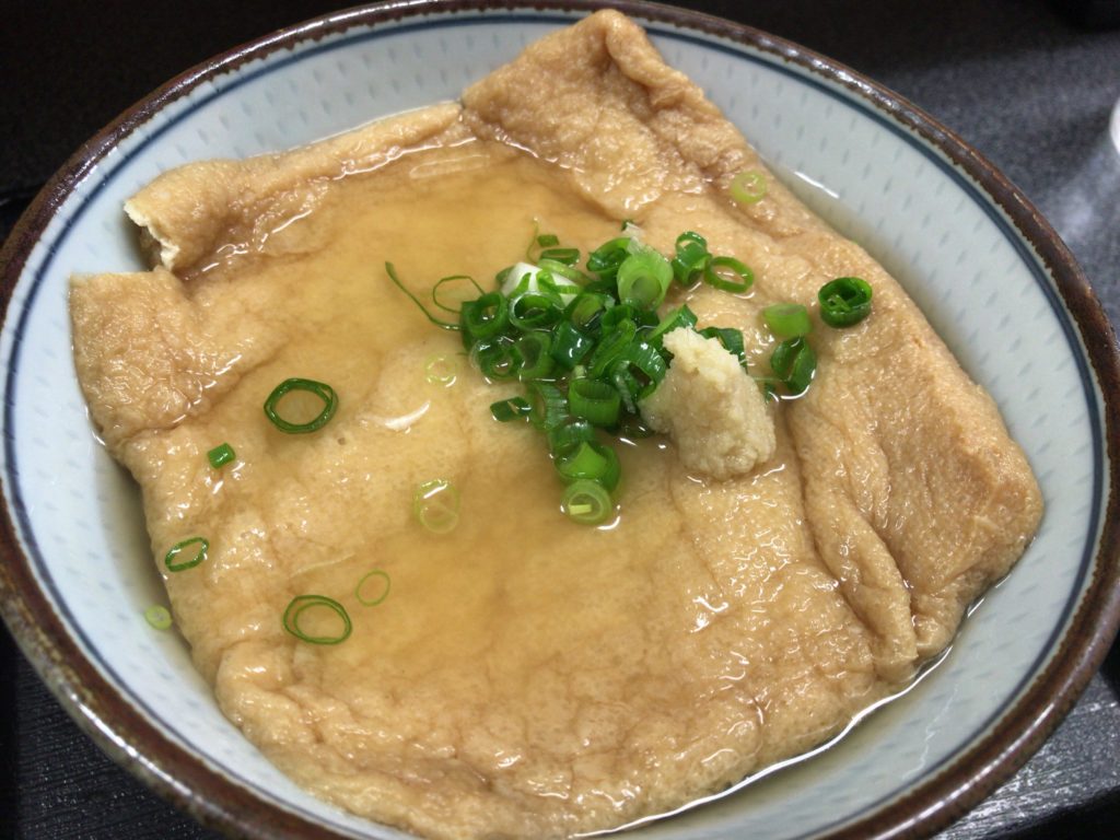 どんぶりいっぱいの大きなアゲがドン！新居浜市にある「ほの香」のうどん「ざぶとん」を食べてきました！