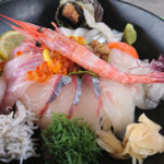 八幡浜フェリーのりばすぐ!漁港も魚市場もすぐ隣だから美味しい!八幡浜みなっとにあるどーや食堂で最高級海鮮丼「特選海鮮どーや丼」をいただく!