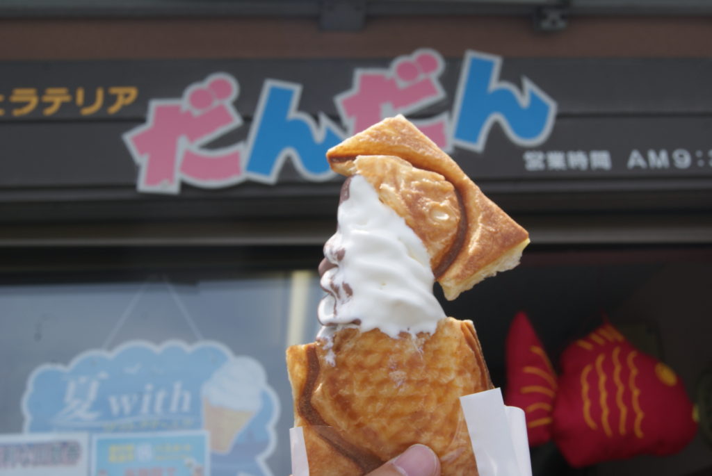 ひんやりスイーツ！伊方町の道の駅「瀬戸農業公園」で「たい焼きソフト」が発売になったよ！