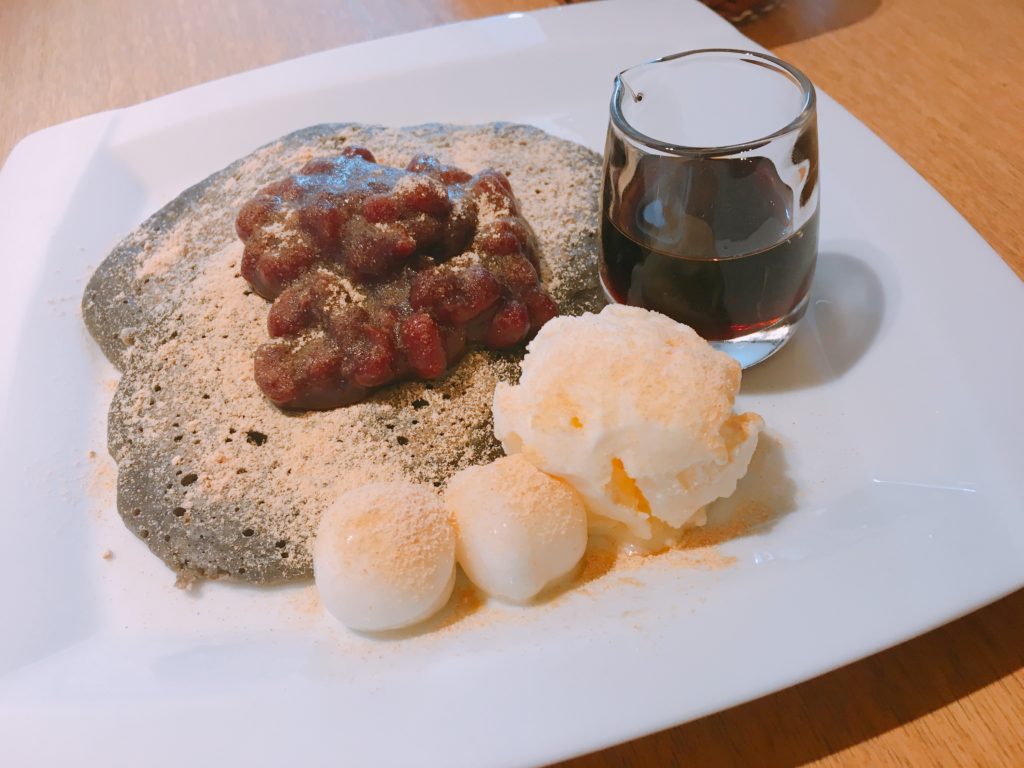 スイーツ好きな女子必見！？「喫茶 山六（やまろく）」の「黒いパンケーキ」を食べてきました！