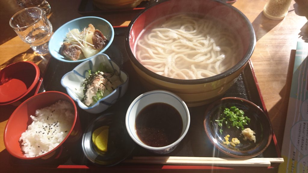 ボリューム満点！季節の風景を楽しめる内子町小田の「かじか亭」で「たらいうどん」を食べてきました！