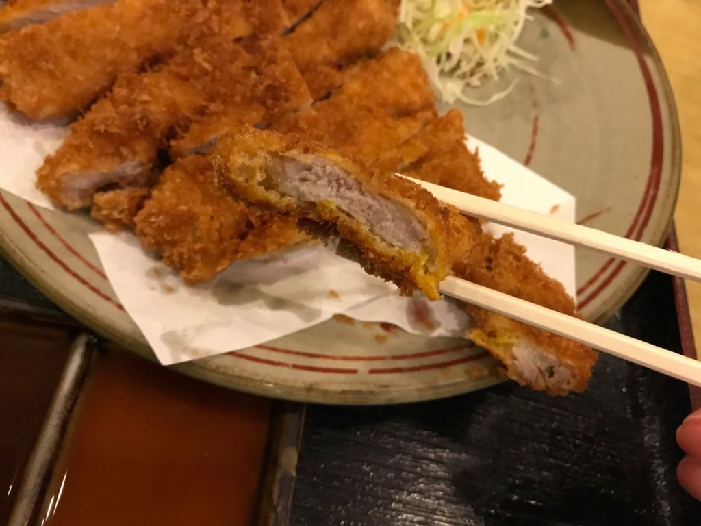 ソースとポン酢でいただく！新居浜市にある「かつ繁」の「わらじかつ」がサクサクでうまい！