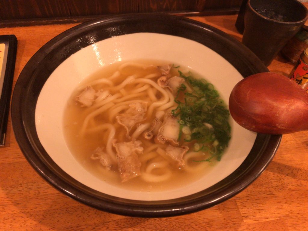 牛のホルモンの素揚げが病みつきになる！新居浜市にある「うどん茶屋志道」の「かすうどん」を食べてきたよ！