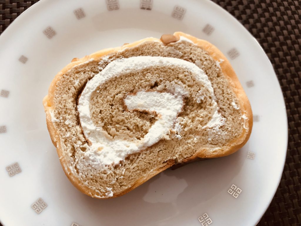 甘さ控えめでも美味しい！新居浜市にある洋菓子店「永久堂」の人気No.1「シューロール」を食べてみた！