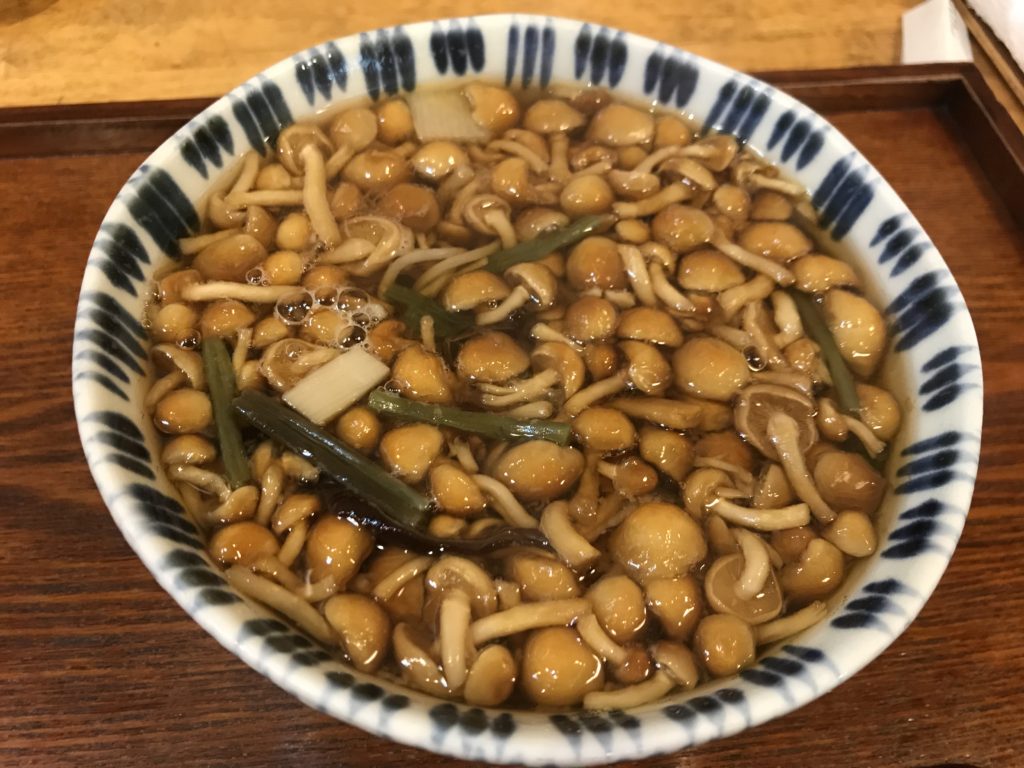 なめこがたっぷり！西条市にある「西條そば甲」の秋冬限定商品「なめこ山菜」を食べてきたよ！