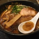 九州の本場とんこつラーメンが食べられる!西条市にある人気の「山小屋」で超濃厚な「黒マー油ラーメン」を食べてきました!