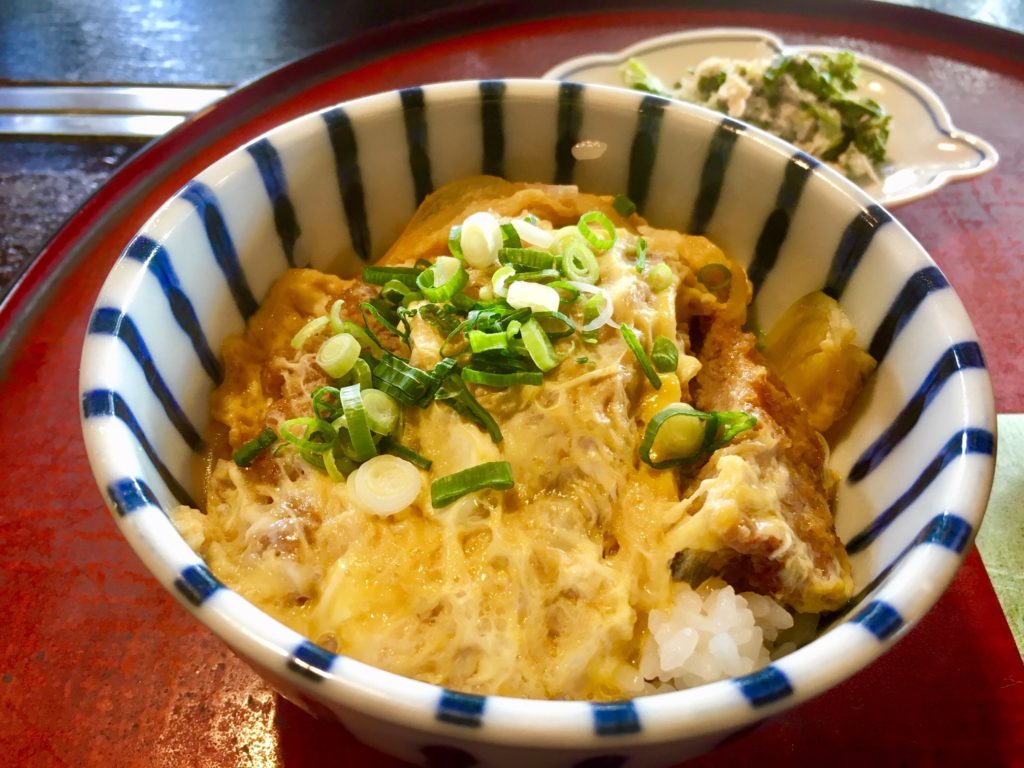 焼き肉だけじゃない！西予市宇和町の「東洋軒」で「かつ丼と冷たいうどんのセット」を食べてきました！