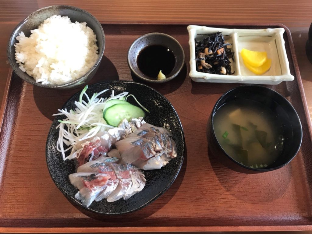 八幡浜大島テラスでしか食べられない！新鮮かつ捕りたての「刺身定食」と「アジフライ定食」を食べてきたよ！ | KITONARU（きとなる）