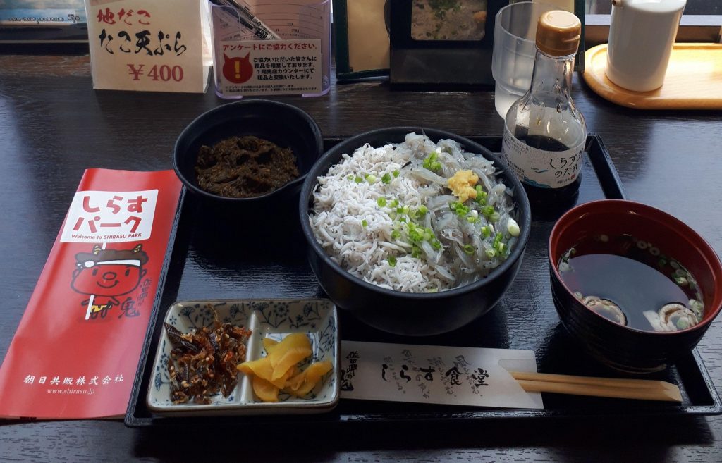 リピートしたくなる！伊方町川之浜「しらすパーク」にある「釜揚げ・生しらす2色丼」を今日も食べてきたよ！