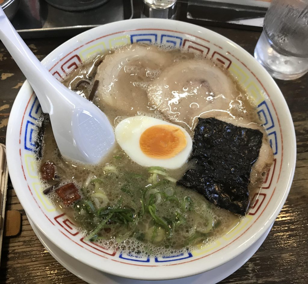 愛媛で食べる「久留米ラーメン」。濃厚とんこつ味が癖になる「光屋」（みつや）に行ってきたよ！