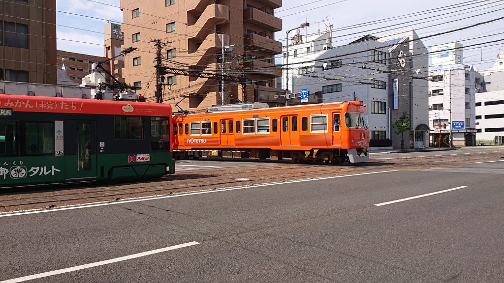 超レアな風景が松山に！ 鉄道ファン必読の「電車の通過を踏切で待つ路面電車の眺め方」完全攻略マニュアル！