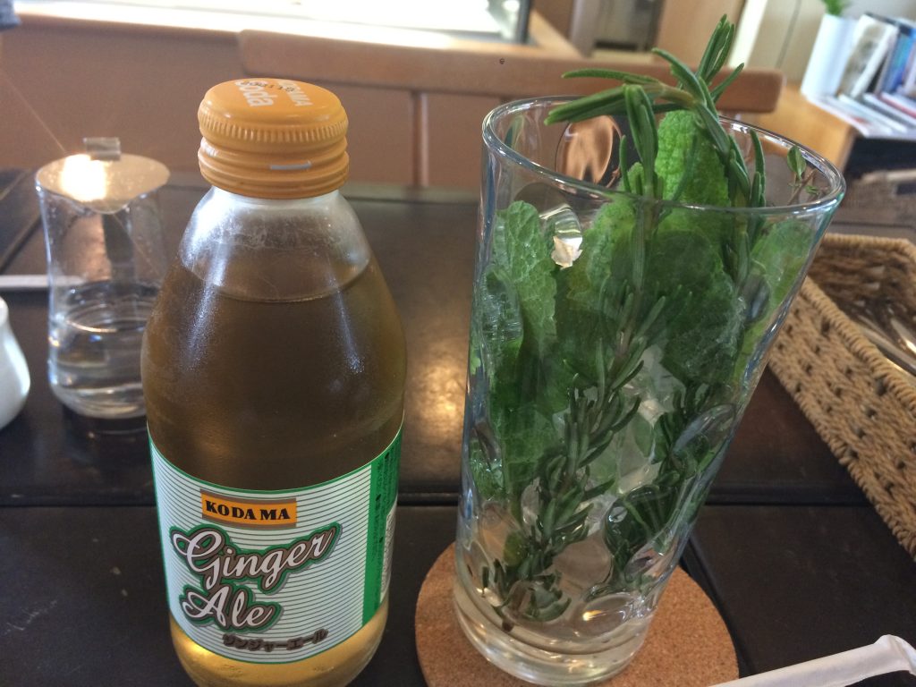 松山市にあるカフェ「ラブランシュ・ド・ラ・エ」で「マジョレーヌ」＆自家製ハーブたっぷりの爽やかな「ジンジャーエール」を体感してきたよ！