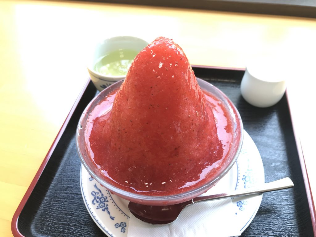 かき氷で長蛇の列を成す！今治市にある「登泉堂」のかき氷「あまおう」が絶品だったよ！