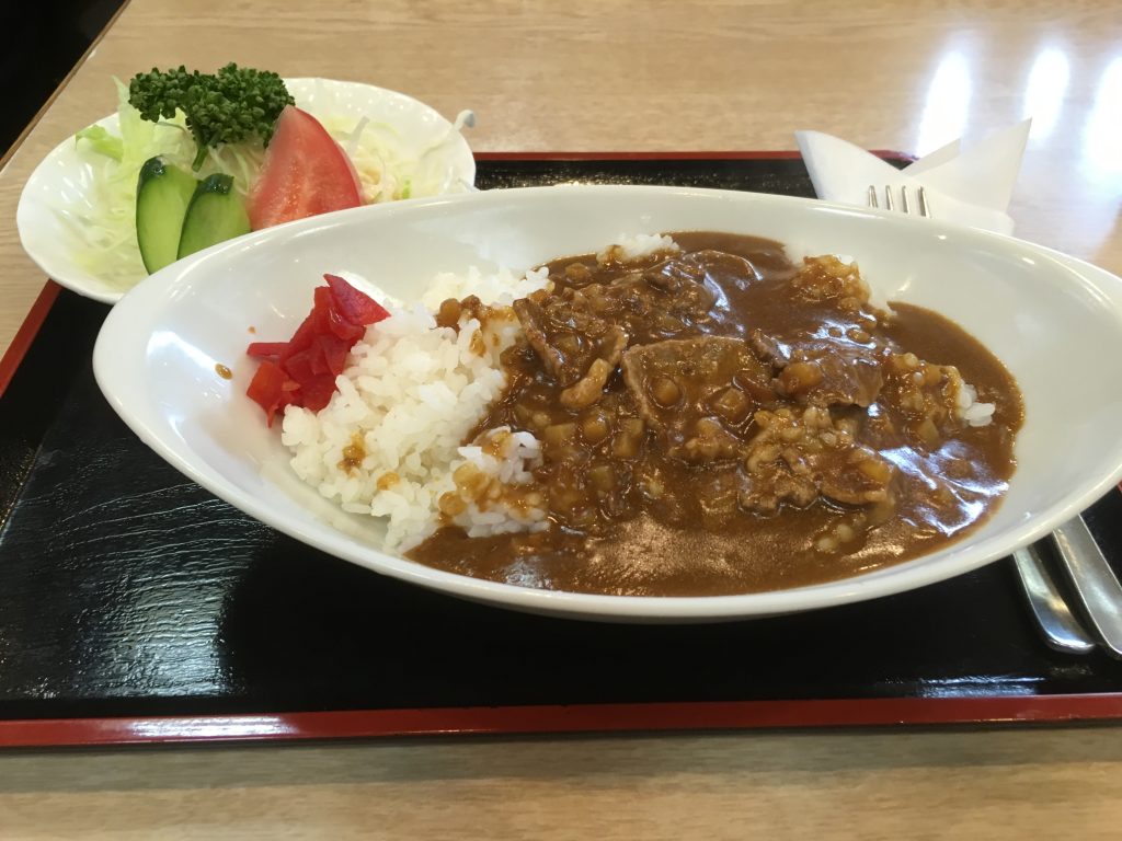 カレー好きはマーク！八幡浜ちゃんぽんの人気店「ロンドン」の「ビーフカレー」を大盛りにして食べてみたよ！