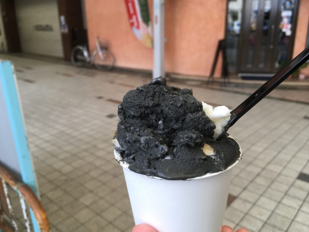 八幡浜の黒い商店街角で見つけたジェラート！洋服屋「Acommodo」（アコモド）の「黒いジェラート」が濃厚だったよ！