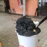 八幡浜の黒い商店街角で見つけたジェラート!洋服屋「Acommodo」(アコモド)の「黒いジェラート」が濃厚だったよ!