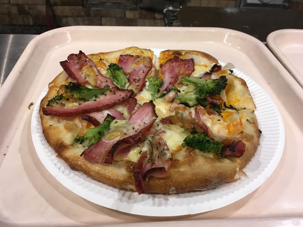 八幡浜港すぐそばで石釜ピザが食べれる！？道の駅八幡浜みなっと内「アゴラマルシェ」で肉・魚・野菜を大満喫！