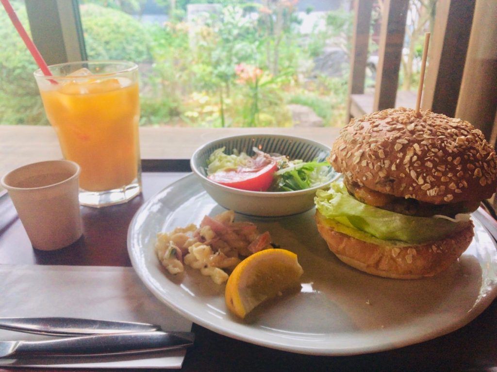 道後温泉すぐ！女性が喜びそうなレトロモダンなカフェ空間「道後の町屋」で「湯のまちバーガー」を食べてきた！