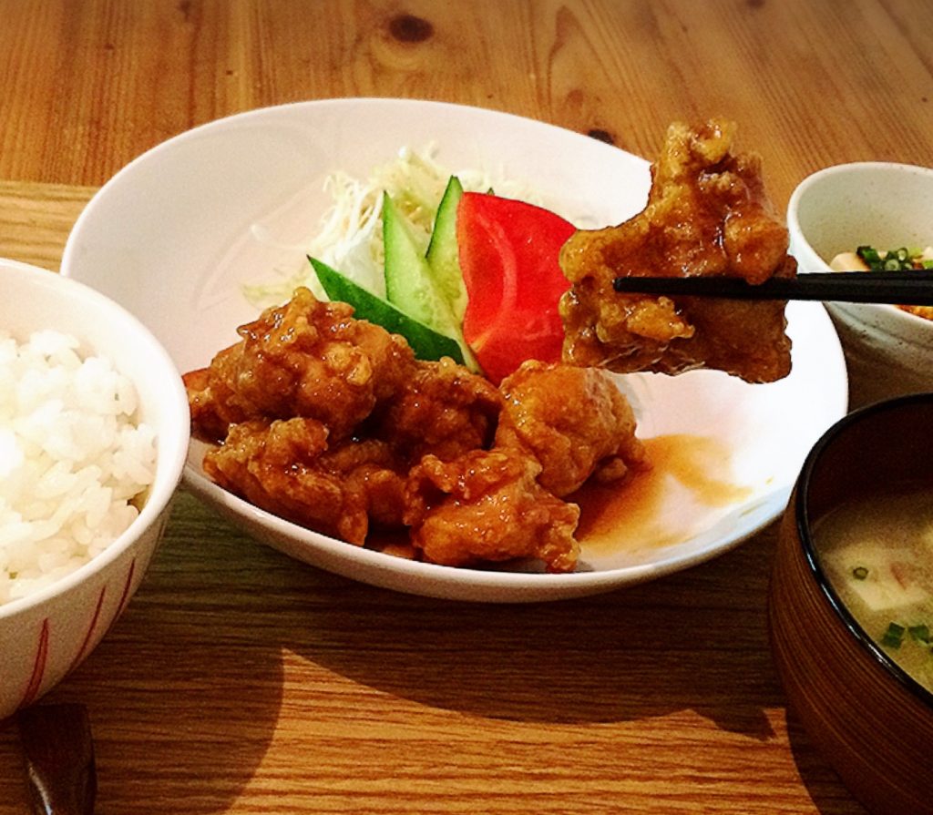 「鶏」の字が目印！木の加工品を展示・販売もある久万高原町の「鶏丸」（とりまる）の「伊予南蛮ランチ」を紹介するよ！