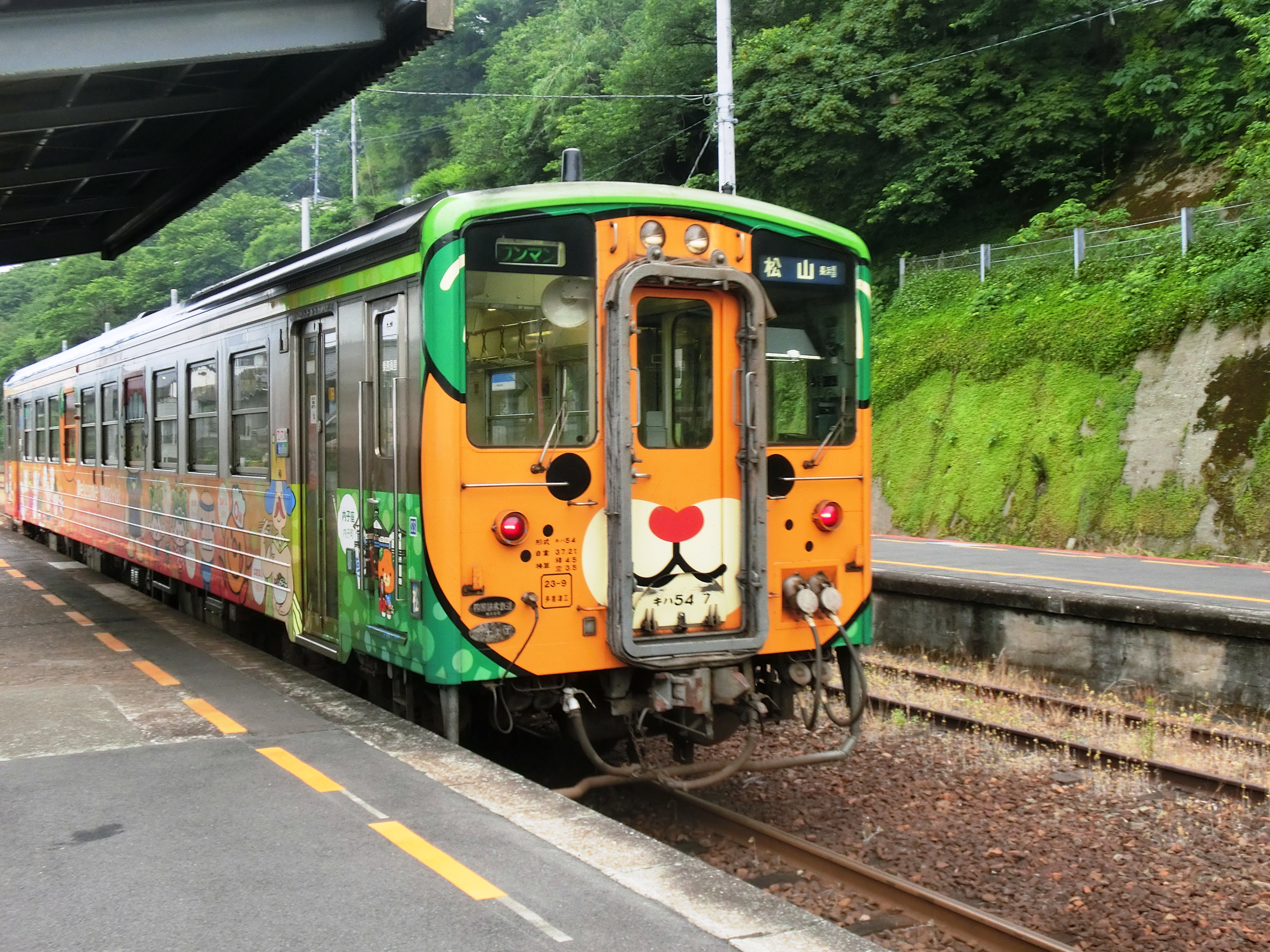 線路を走るゆるキャラ ｊｒ四国の汽車 おさんぽなんよ に乗車してきました Kitonaru きとなる