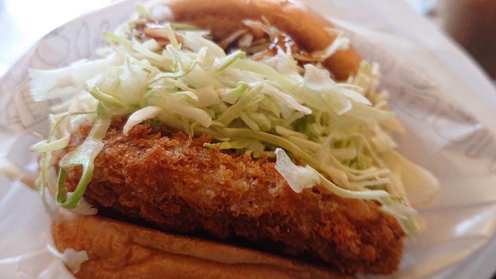 空腹をやっつけろ。モスバーガーの「ジャンボメンチ」（期間限定）はホントにジャンボだった！