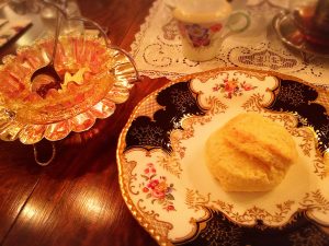 松山・鷹ノ子駅近く！非日常空間のイギリス家具店にある紅茶専門店