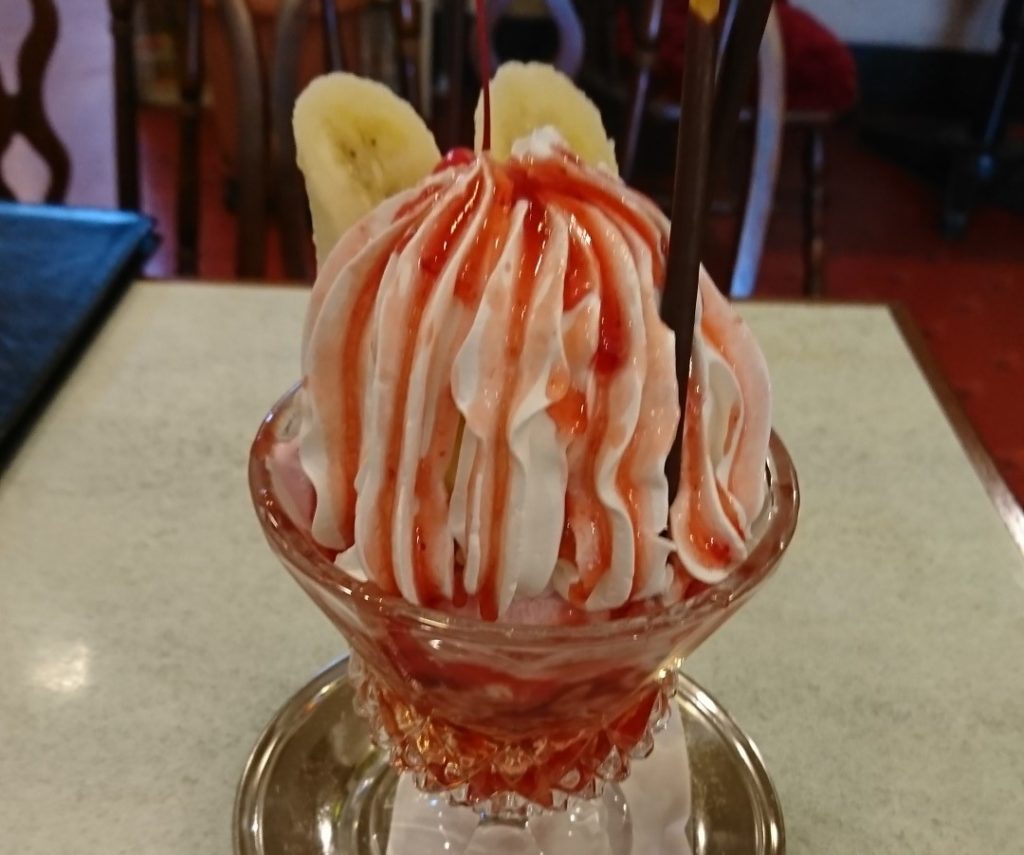 甘いスイーツが食べたい！？八幡浜でパフェやケーキを食べるなら、新町商店街角の「モンブラン」へ！