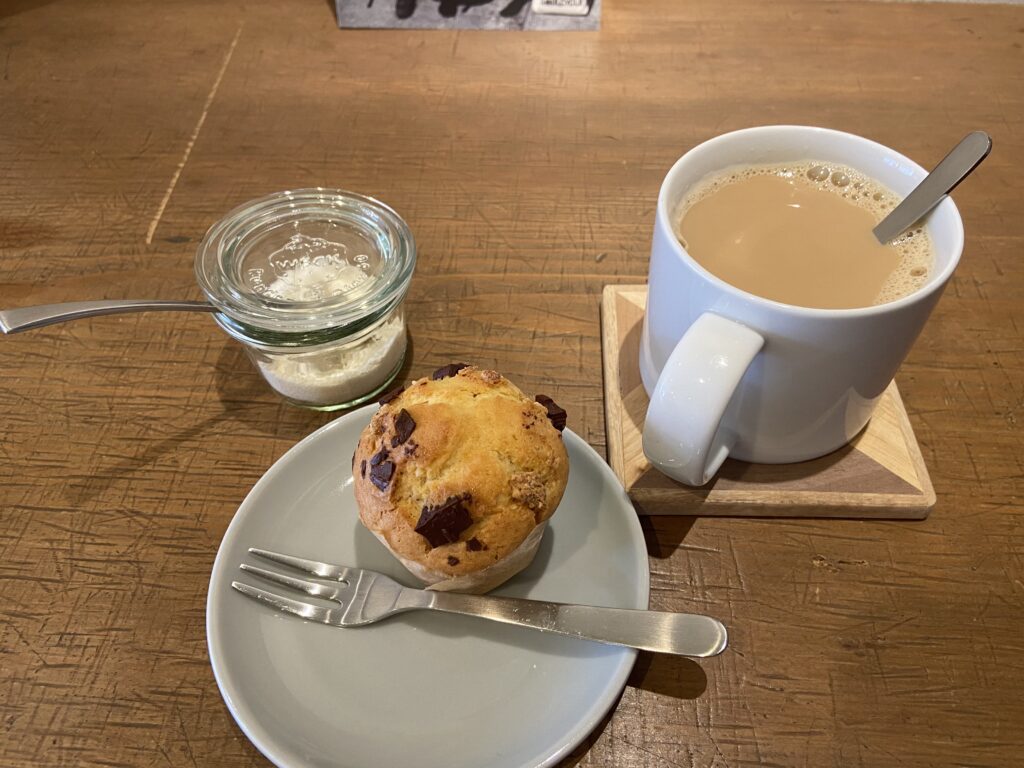 西予市宇和町のコーヒー店「LOKKi COFFEE 」で「ホットミルクコーヒー」＆「有機ビターチョコマフィン」を食べてきました！