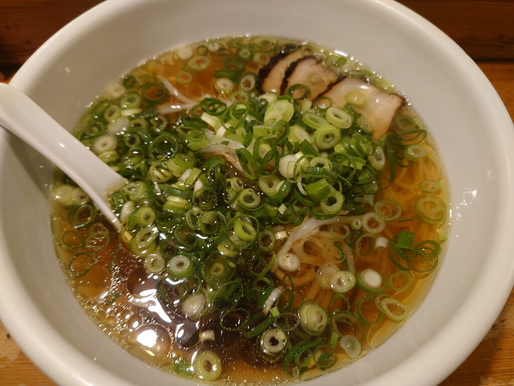 遊ぶだけじゃない！JR松山駅前のキスケボックス内にある「おが多」であっさり醤油ラーメンを食べる！