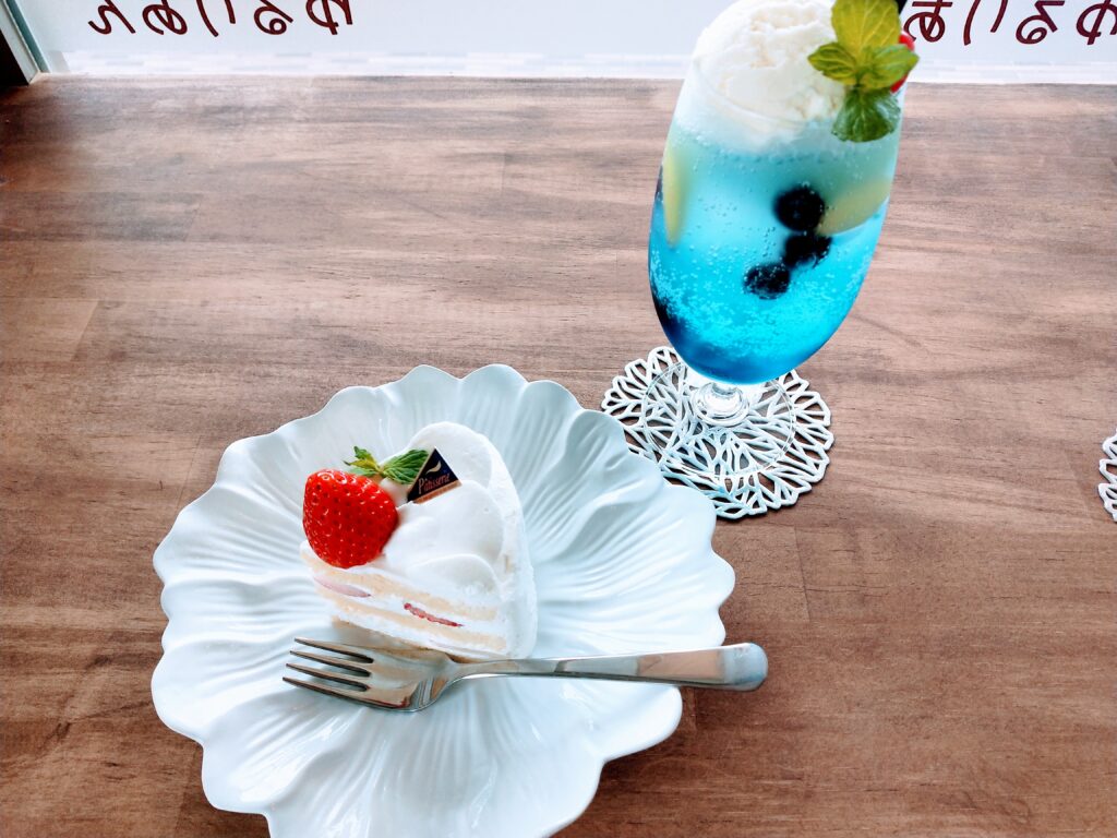 西予市卯之町駅すぐ！ゆるりあん内にある「スイーツ・カフェ nico」で「苺ショートケーキ」と「クリームソーダ」を満喫してきたよ！