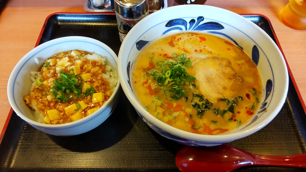 ＪＲ松山駅から徒歩圏内！伊予鉄高架下で超濃厚の胡麻ラーメン店「のっぴんらー麺」を発見したよ！