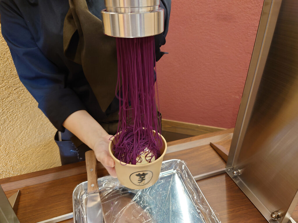 絶対に映えてしまう！ ロープウェイ街の「芋ぴっぴ。」で話題のアイスを食べてきた！