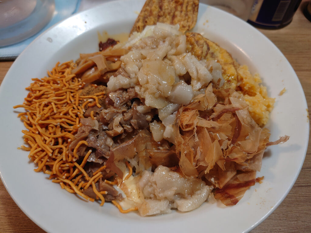 とにかく混ぜろ！ 南堀端駅近くの「伊予源氏車」で特製「まぜそば」を食べてきた！